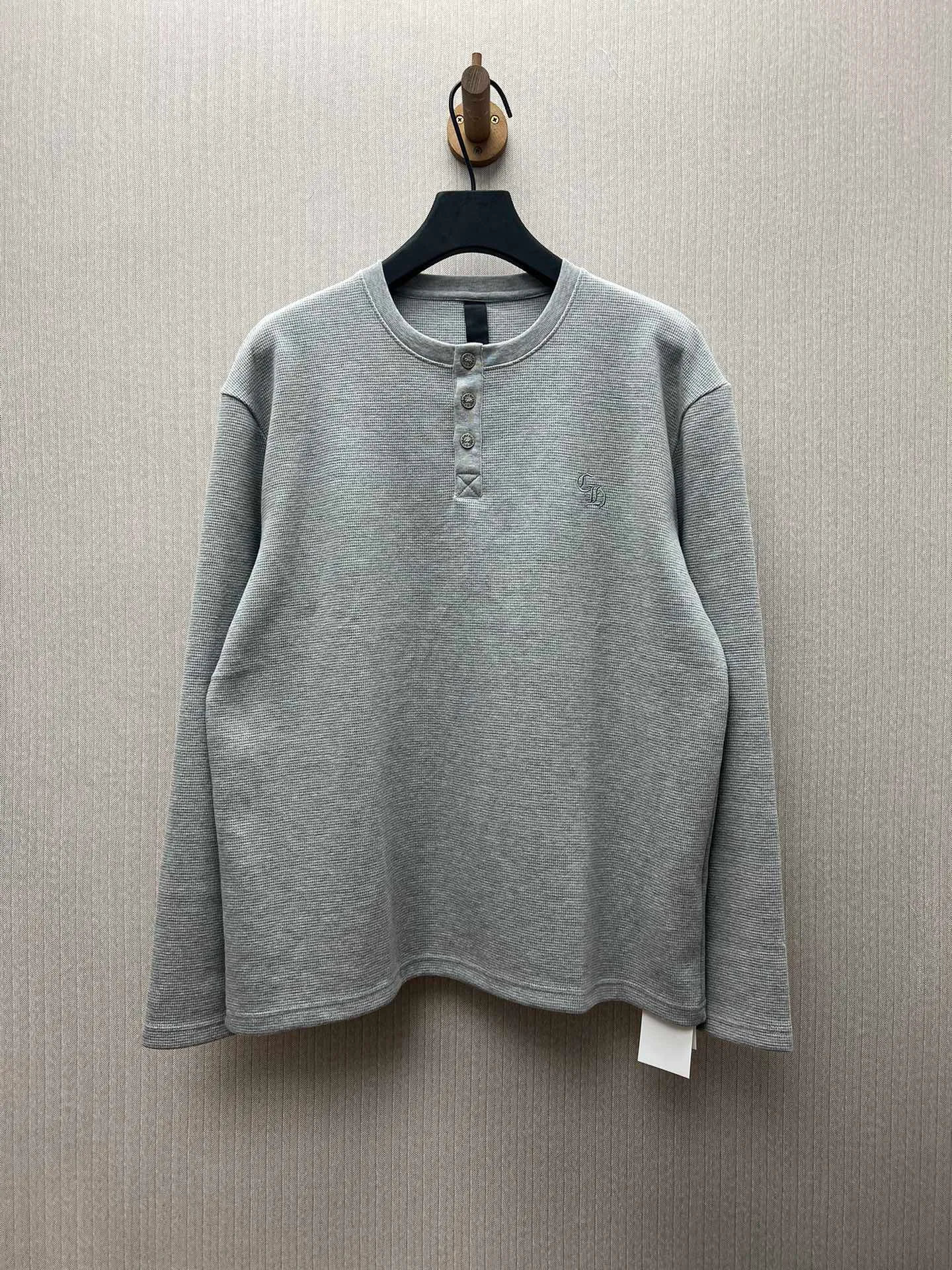🅿️430 Crow Heart 25SS Sanskrit Henley Collar Waffle Sweatshirt. The fabric is made of 350g cotton waffle double-layer material before washing. Same style for men and women. Size: S.M.L